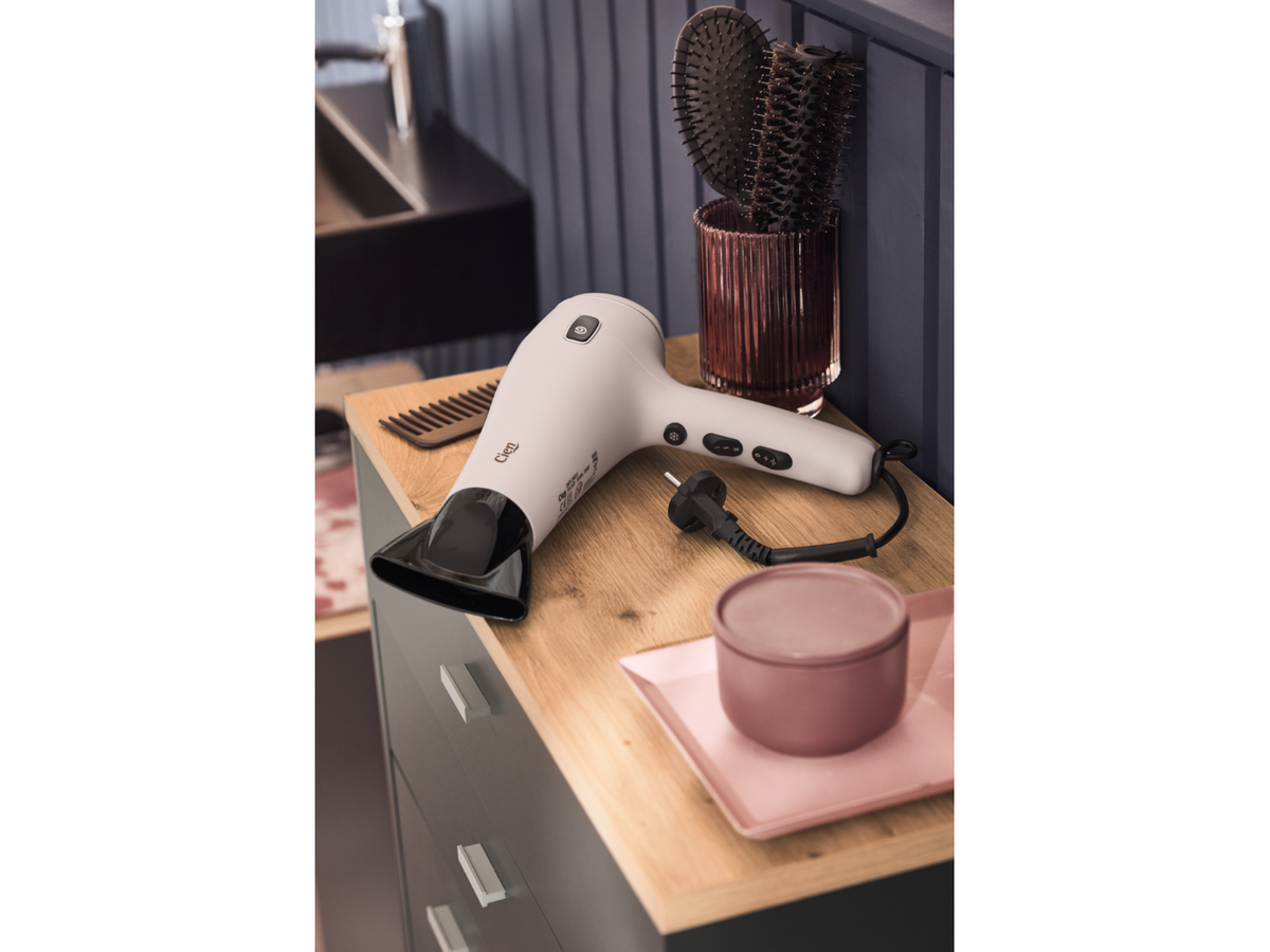 Sèche-cheveux avec enrouleur de câble automatique CBHTK 2000 A1
