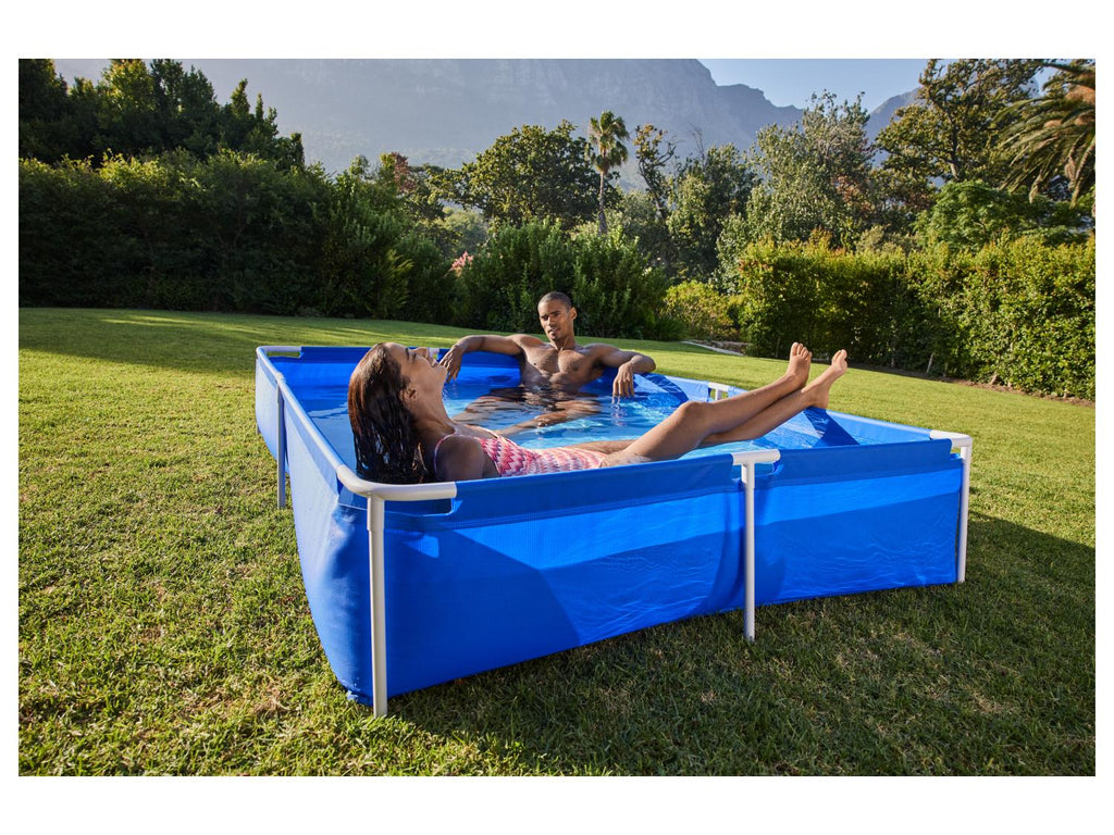 Piscine avec armature en métal