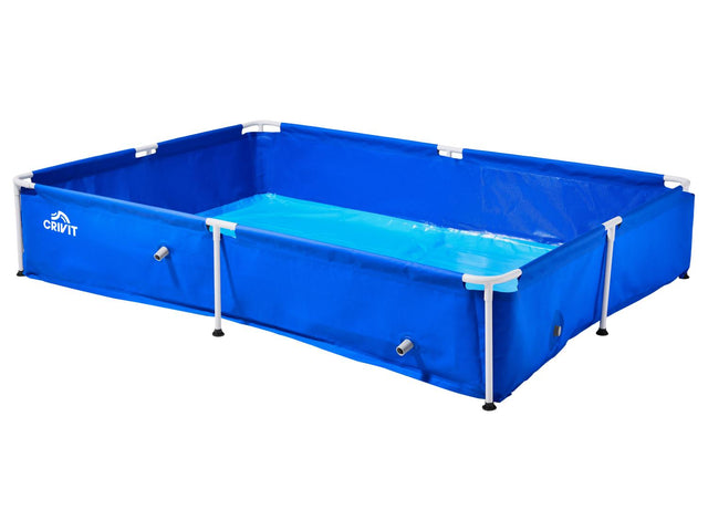 Piscine avec armature en métal
