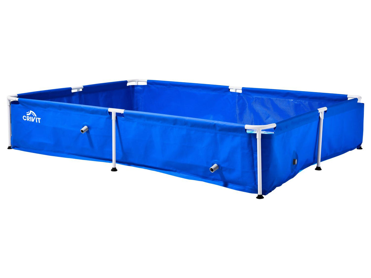 Piscine avec armature en métal