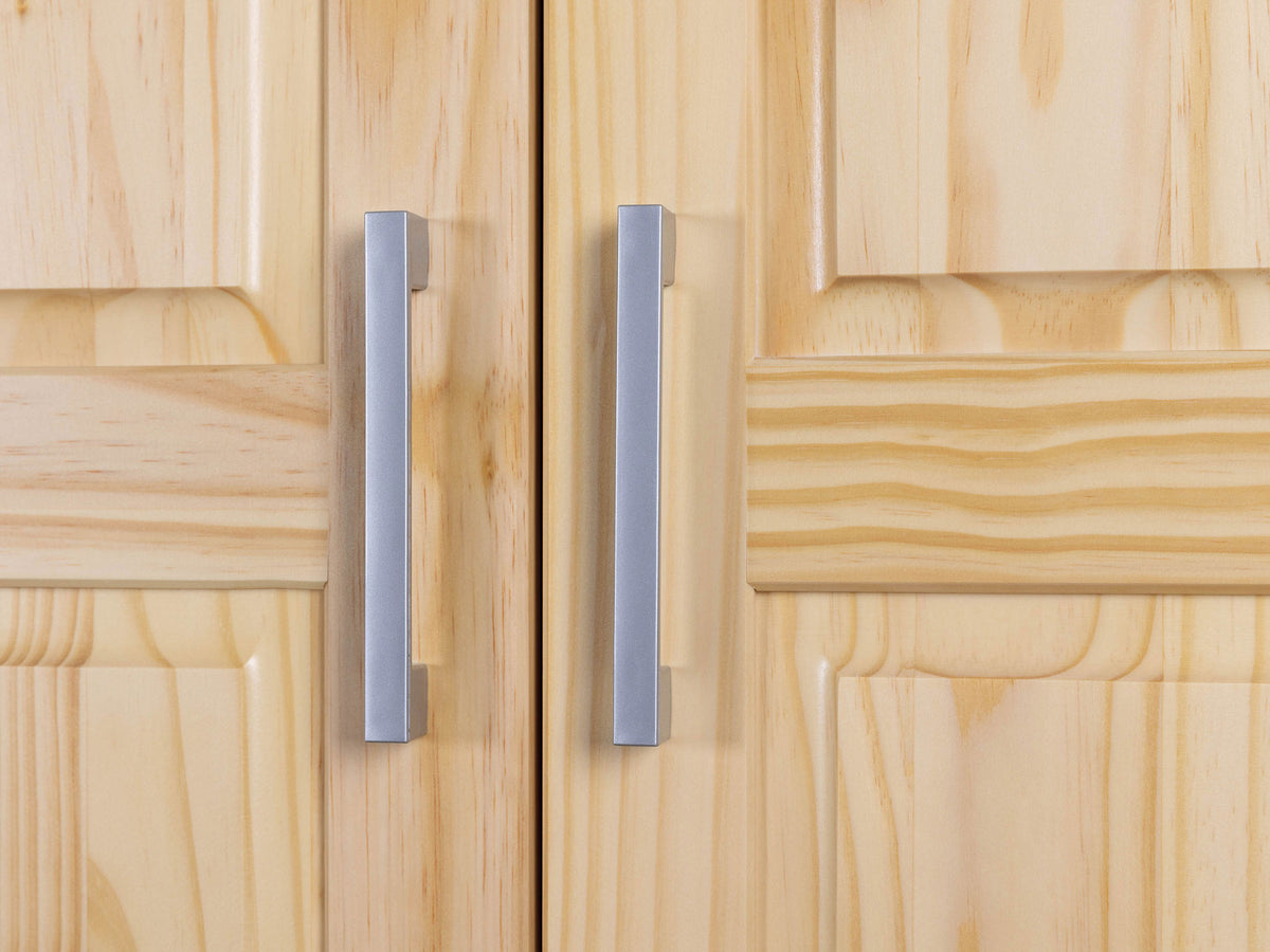 Armoire à vêtements en pin massif, veines naturelles