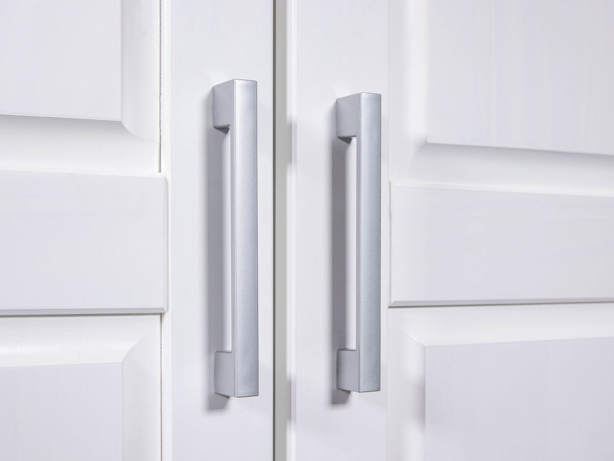 Armoire à vêtements en pin massif, veines naturelles