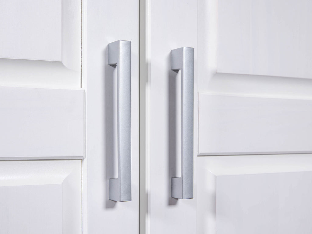 Armoire à vêtements en pin massif, veines naturelles