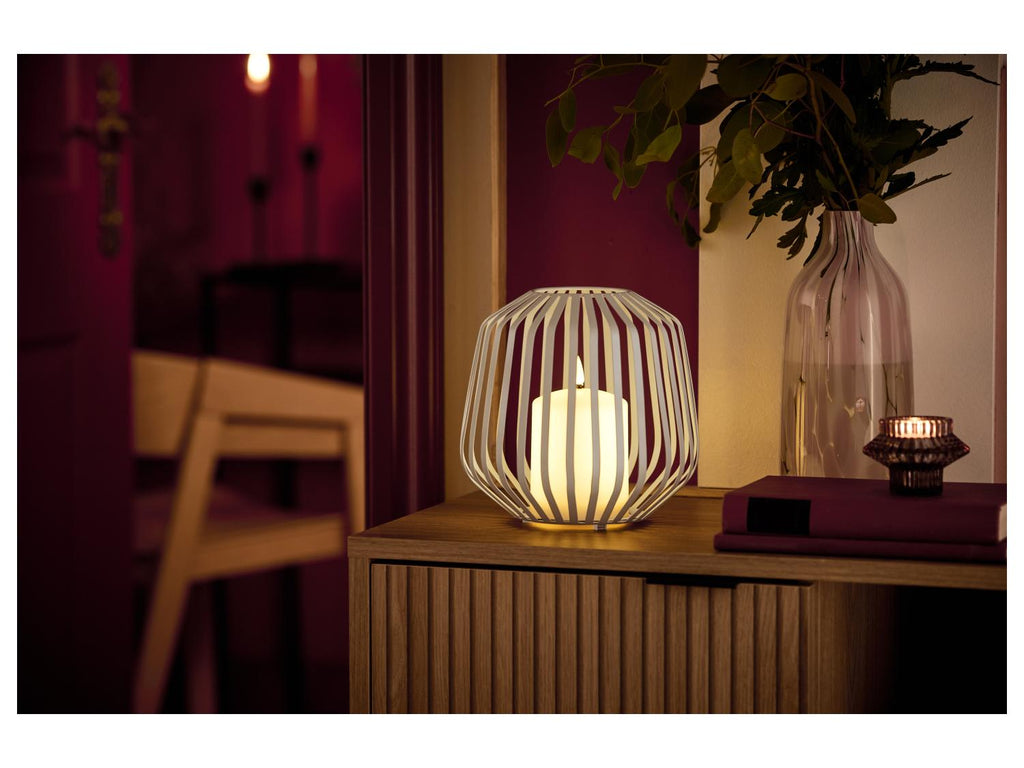 Bougie LED dans une corbeille métallique