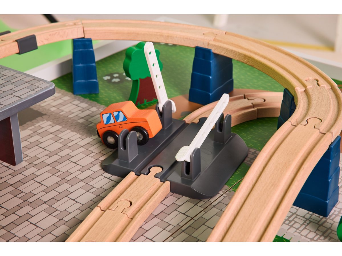 Table avec circuit de train en bois, 100 pièces